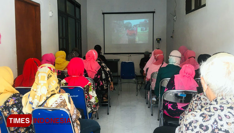 Pemutaran film 'Karsih' yang diikuti oleh seluruh peserta dan dilanjutkan dengan sesi diskusi. (Foto: Tanoker For TIMES Indonesia)