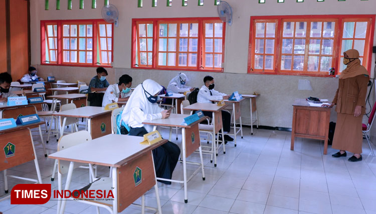 Seorang guru saat melaksanakan pembelajaran tatap muka terbatas dengan menerapkan protokol kesehatan Covid-19. (Foto: Naufal Ardiansyah/TIMES Indonesia)