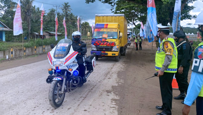 Anggota Satlantas Polda NTB sedang mengatur lalulintas pada Pelaksanaan World Superbike (WSBK) di Sirkuit Mandalika, NTB. (Foto: Dirlantas Polda NTB)