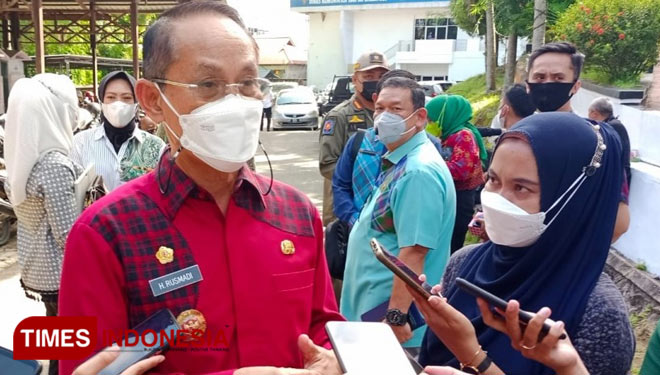 Wakil Walikota Samarinda, Rusmadi Wongso, memberi keterangan pada awak media. (Foto: Iqbal/TIMES Indonesia)