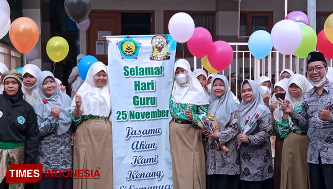 Semarak Hari Guru Nasional Di Gresik Begini Keseruannya Times Indonesia