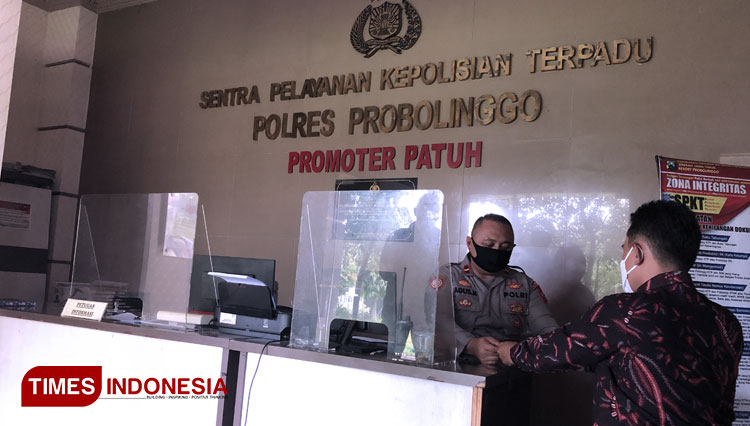 Zamroni ketika di SPKT Polres Probolinggo. (Foto: Abdul Jalil/TIMES Indonesia)