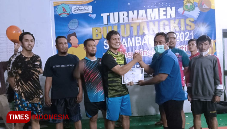 Tim Sarden Juara 1 Turnamen Bulutangkis Selambai Cup. Hadiah diserahkan oleh pembina pemuda Pesisir Kampung Selambai Loktuan, Faisal (Foto: Kusnadi/TIMES Indonesia)