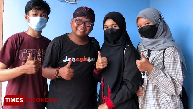 Viola Rahmadani (jilbab hitam) bersama tim (Foto : Rizki Alfian/ TIMESIndonesia)
