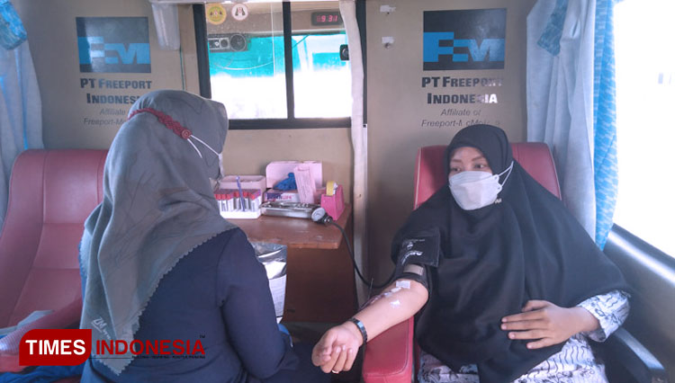 Salah satu guru mengikuti donor darah yang digelar Bamag Gresik (Foto: Akmal/TIMES Indonesia)