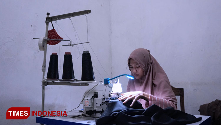 Karyawan konveksi hijab rumahan rfm_official saat menjahit hijab di Desa Brangkal, Kecamatan Sooko, Kabupaten Mojokerto, Kamis (25/11/2021). (Foto: Theo/TIMES Indonesia)