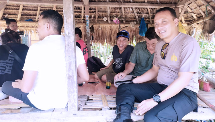 Ketua tim satgas percepatan Sirkuit Mandalika Kombes Pol Awan Hariono (kaos cokelat) saat melihat kondisi warga Dusun Ebunut di lahan dalam kawasan Sirkuit Mandalika beberapa waktu lalu.