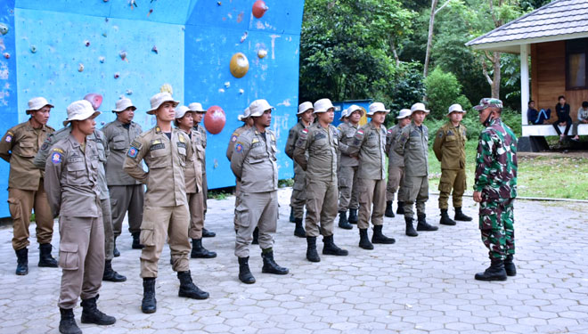 Pelatihan anggota satpol PP di Kawasan Cikole (foto: Diskominfo Kota Banjar)