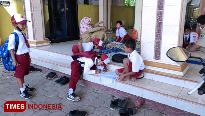 Siswa siswi SDN 7 Tegalharjo, Kecamatan Glenmore, Kabupaten Banyuwangi terpaksa bersekolah di masjid karena akses ke sekolah terputus total akibat bencana alam. (FOTO: Agung Sedana/ TIMES Indonesia)