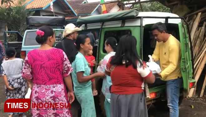 Beberapa anggota Overland 4x4 membagikan sembako kepada warga Urug, Kecamatan Kawalu, Kota Tasikmalaya, Jawa Barat, Agustus 2021 lalu. (FOTO: Dok. Overland/TIMES Indonesia)