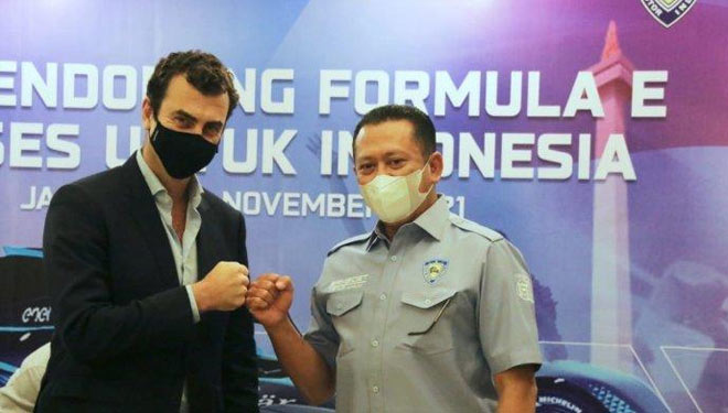 Ketua IMI Bambang Soesatyo bersama Alberto Longo sebagai Co-Founder sekaligus Chief Championship Formula E Operations (FEO) bertemu di Jakarta membahas lokasi Formula E Jakarta. (foto: IMI)