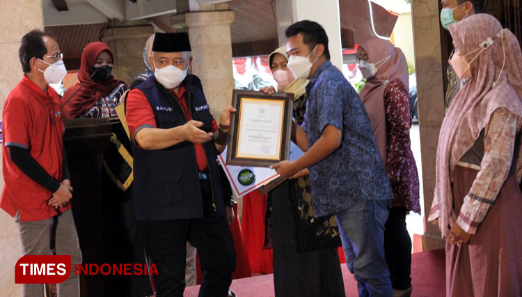 Dinkes Kabupaten Malang Beri Penghargaan Nakes, Faskes dan Kader Kesehatan