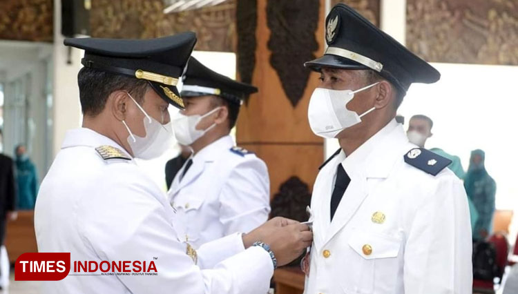 Bupati Pacitan, Indrata Nur Bayuaji melantik dua Kades PAW, Nur Hadi dan Sunandi. (Foto: Dok Humas Pemkab Pacitan For TIMES Indonesia). 