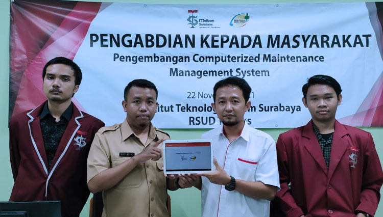 Tim pengabdian masyarakat ITTelkom Surabaya saat menunjukkan aplikasi CMMS. (Foto: dok. ITTelkom)