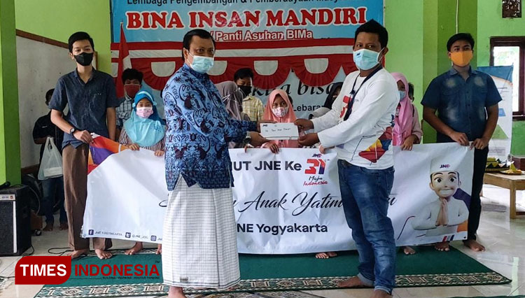 Suasana doa bersama yang diselenggarakan JNE Yogyakarta bersama anak Panti Asuhan BIMa, Sedayu, Bantul, Yogyakarta. (FOTO: Fajar Rianto/TIMES Yogyakarta)