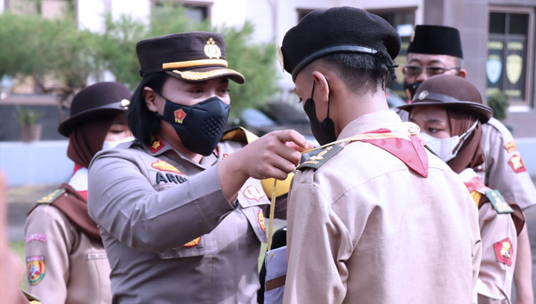Kapolres Banjar saat merekrut saka Bhayangkara Angkatan ke 14 Tahun 2021. (foto: Humas Polres Banjar)