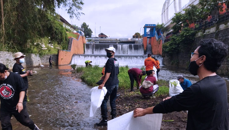 Ratusan personel tampak terjun membersihkan tumpukan sampah yang ada di Sungai Kranji dan irigasi. (FOTO: Fortasi Banyumas For TIMES Indonesia)