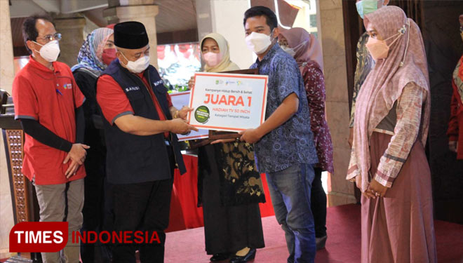 Bupati Malang Abah Sanusi ketika memberikan hadiah kepada pemenang Lomba Protokol Kesehatan Dinkes Kabupaten Malang. (Foto : Binar Gumilang / TIMES Indonesia).