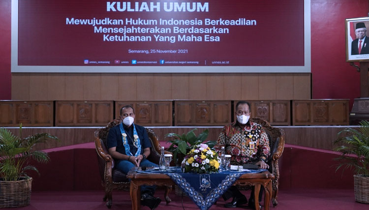 Wakil Menteri Hukum dan Hak Asasi Manusia (Wamenkumham) Republik Indonesia, Prof Dr. Edwar Omar Sharif Hiariej saat memberikan materi bersama Rektor UNNES Prof. Dr. Fathur Rokhman. (FOTO: Dok. Humas UNNES)