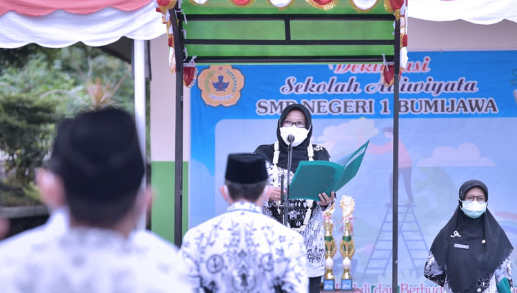 Bupati Tegal, H Umi Azizah menyampaikan sambutan kepada guru di Kabupaten Tegal. (Foto: Ponco For TIMES Indonesia)