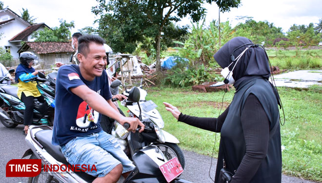 Wali Kota Banjar menegur pengendara motor di Desa Rejasari yang kedapatan melanggar prokes dan memberikan bantuan masker. (Foto: Susi/TIMES Indonesia)