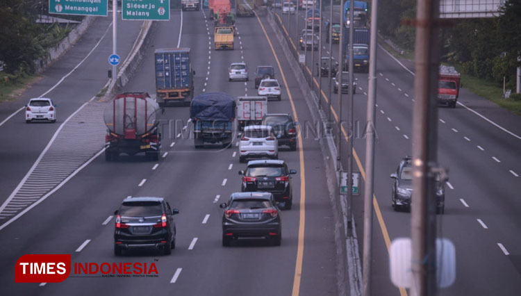 Lalu lintas antar kota-provinsi di tol Gunung Sari Surabaya. (FOTO: Adhitya Hendra/Times Indonesia)