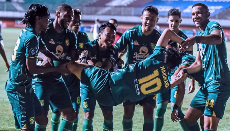 Para penggawa Persebaya melakukan selebrasi atas gol Taisei Marukawa yang membawa kemenangan telak. (FOTO: MO Persebaya)