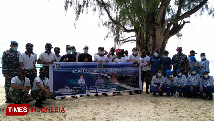 Foto bersama FJOM dan Prajurit Lanal Morotai di Pulau Dodola Morotai sebelum bakti sosial dimulai. (Foto: Mun For TIMES Indonesia).