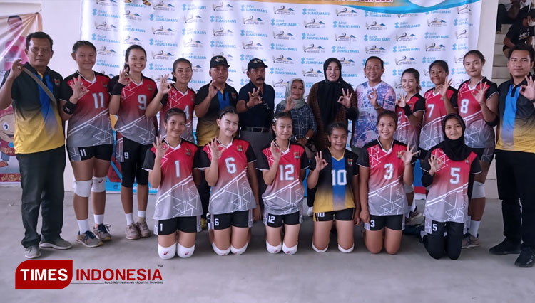 Tim Voli Putri Kabupaten Musi Rawas usai mengalahkan tim Voli Kota Palembang dengan skor 3-1 menjadi Juara Umum di ajang Porprov Sumsel. Foto KONI Musi Rawas For TIMES Indonesia.