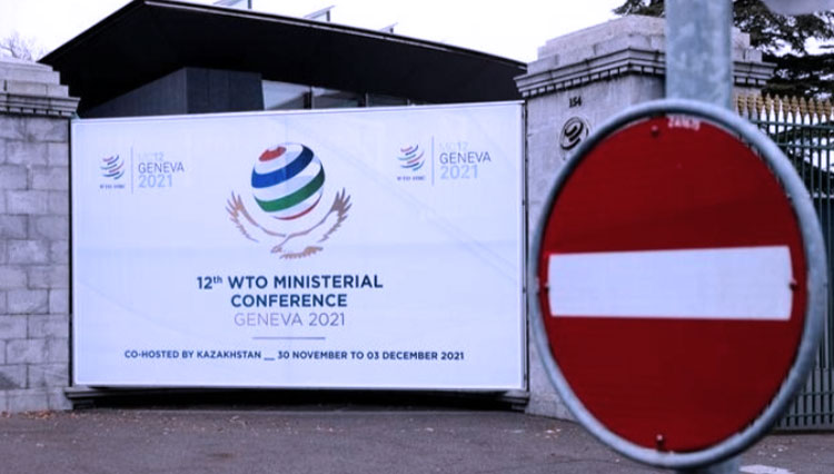 Tanda Konferensi Tingkat Menteri ke-12 (MC12) terlihat di kantor pusat Organisasi Perdagangan Dunia (WTO) di Jenewa, Swiss, 25 November 2021. (FOTO: Reuters)