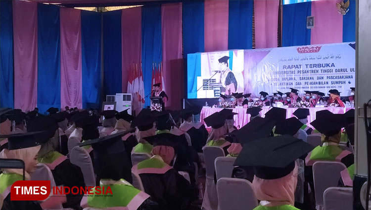 Rektor Unipdu Jombang, H. Ahmad Zahro saat menyampaikan membuka Fakutas Kedokteran dalam Wisuda Sarjana dan Pascasarjana di Gor Unipdu Jombang (FOTO : Rohmadi/TIMES Indonesia)
