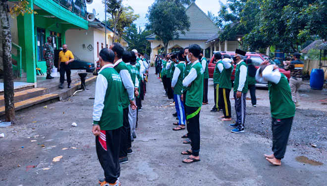 Babinsa Koramil Tipe B 0808/21 Selorejo Kodim 0808/Blitar Serka Edi Purwanto dan Bhabinkamtibmas, memberikan pelatihan Peraturan Baris Berbaris (PBB) kepada Kader penggerak Nahdlatul Ulama PCNU Kab Blitar, bertempat di Ponpes Sananul Huda.