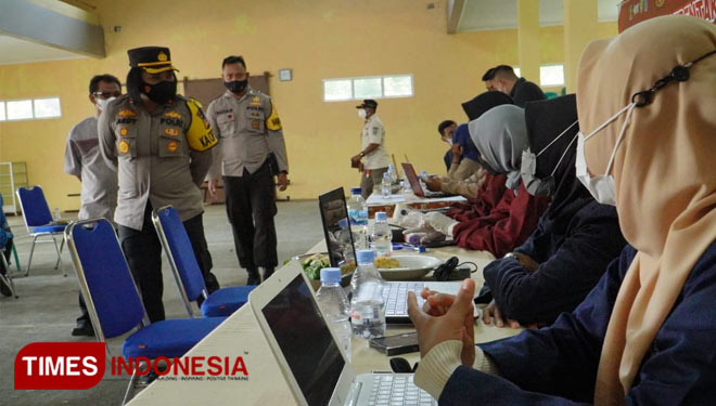 Kapolres Banjar saat memantau pelaksanaan vaksinasi serentak di Kota Banjar (foto:Susi/TIMES Indonesia)