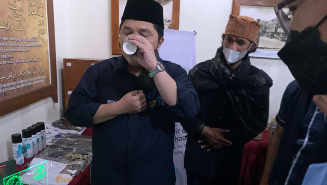 Mentri BUMN Erick Thohir saat mencicipi Kopi Tengger milik PKKU Unhasy Jombang (FOTO: PKKU Unhasy for TIMES Indonesia)