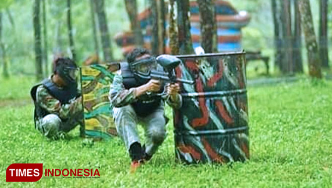 Para wisatawan saat memainkan pertempuran ala militer di wahana Paintball destinasi wisata Pinus Camp Songgon Banyuwangi. (FOTO: Riswan Efendi/TIMES Indonesia)