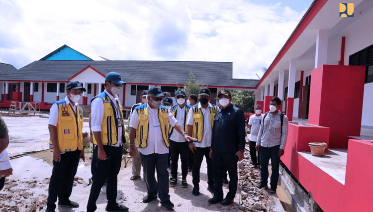 Tinjau Infrastruktur Pendidikan dan Pengendali Banjir di Putussibau, Menteri PUPR RI Ingin Kualitas yang Baik