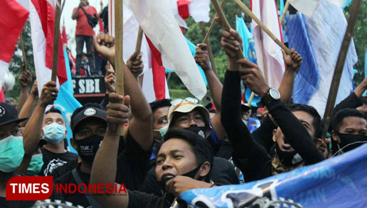 Buruh saat menggelar demo. (FOTO: dok. TIMES Indonesia). 