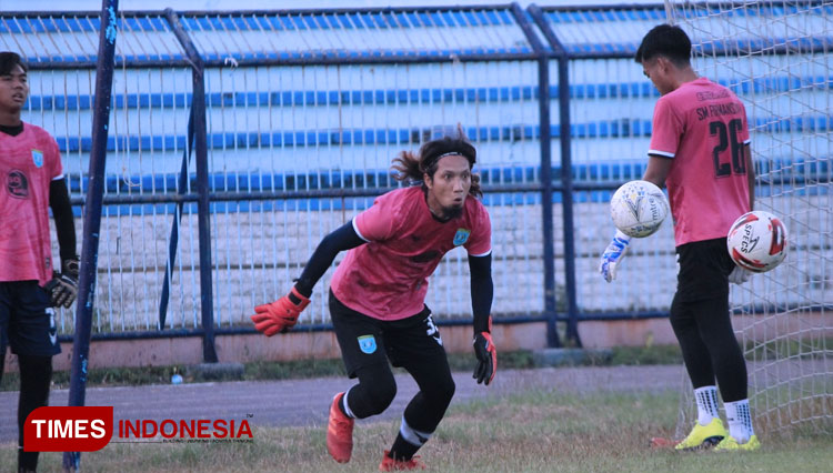 Kiper Persela, Dwi Kuswanto, saat berlatih di Stadion Surajaya Lamongan. (FOTO: MFA Rohmatillah/TIMES Indonesia)