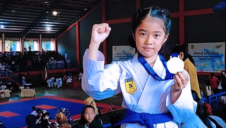 Devandra saat meraih medali emas di ajang Dispora Karate Championship “Bupati Cup 1”. (Foto: Diskominfo Kabupaten Indramayu)