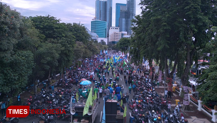 Jalan Gubernur Suryo saat dipenuhi buruh untuk berdemo, Senin (29/11/2021). (Foto: Khusnul Hasana/TIMES Indonesia)