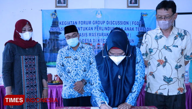 Wakil Bupati Gresik Aminatun Habibah bersama anggota DPRD Gresik saat FGD pembentukan perlindungan anak terpadu berbasis masyarakat (PATBM) (Foto: Akmal/TIMES Indonesia).