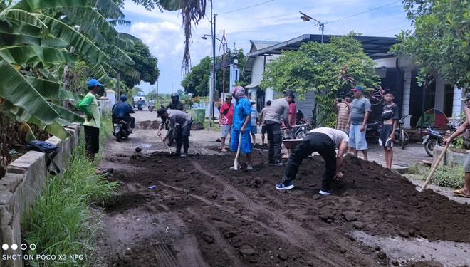 Sempat Ditanami Padi, Warga Dibantu Polisi Perbaiki Jalan Rusak di Probolinggo