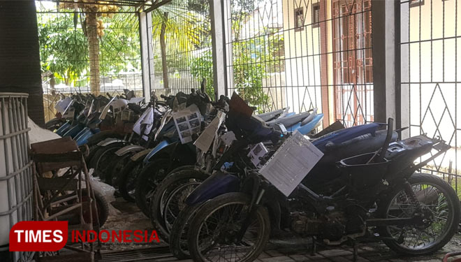 Kendaraan dinas yang akan dilelang dalam waktu dekat ini. (Foto: Susi/ TIMES Indonesia)