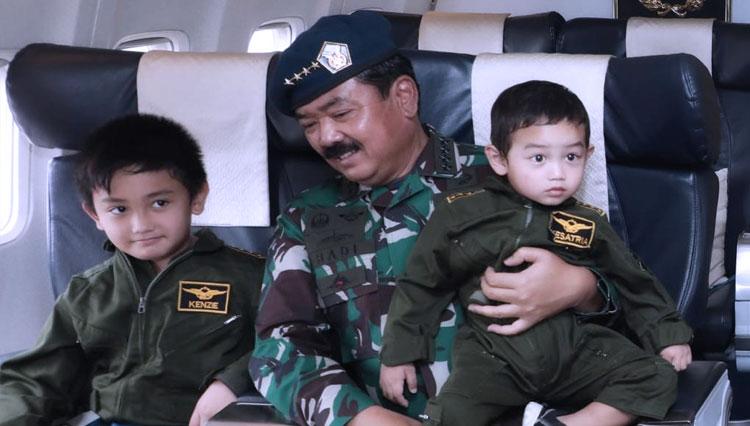 Marsekal Hadi Tjahjanto bersama kedua cucunya. (foto: IG Hadi Tjahjanto)