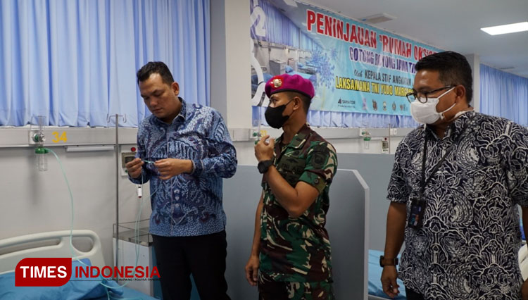 Wakil Ketua Komisi VI DPR RI, Martin Manurung, bersama rombongan Anggota Komisi VI DPR RI lainnya saat meninjau Isoter Rumah Oksigen di SIER, Selasa (30/11/2021).(Foto : Lely Yuana/TIMES Indonesia) 