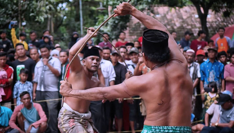 Budaya Tradisional Ojung Meriahkan Selamatan Desa Gugur Gunung Di ...