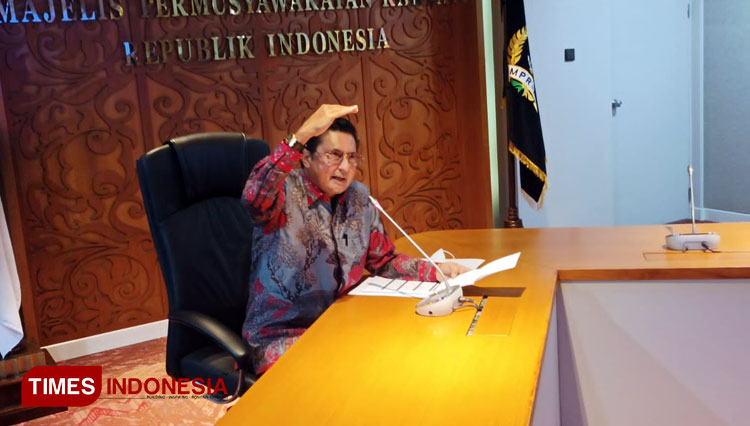 Wakil Ketua MPR RI Fadel Muhammad dalam konferensi pers, Selasa 30 November 2021 - (FOTO: SUMITRO/ TIMES Indonesia)