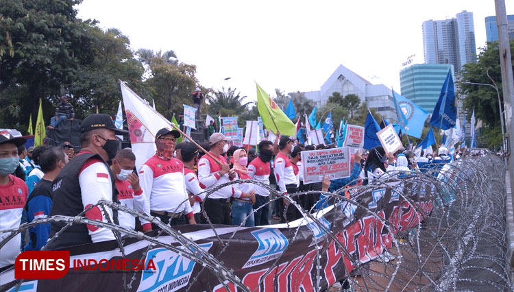 Suasana demo buruh di depan Gedung Negara Grahadi. (Foto: Khusnul Hasana/TIMES Indonesia)