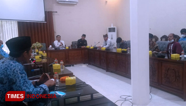 Audiensi warga yang menolak adanya toko penjual miras di ruang rapat Komisi IV DPRD Banyuwangi. (FOTO: Agung Sedana/TIMES Indonesia)