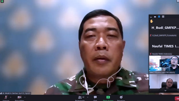 Marsma TNI Mukti Arja Berlian selaku Kepala Rumah Sakit Pusat TNI AU (Ka RSPAU) dr Hardjo Loekito Yogyakarta dalam diskusi buku berjudul Mengabdi untuk Rakyat pada Selasa (30/11/2021). (Foto: Tangkapan layar/Zoom)